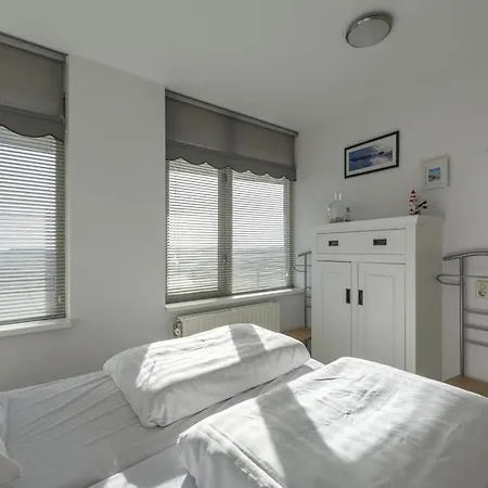 Apartment Lovely Beachside With Balcony