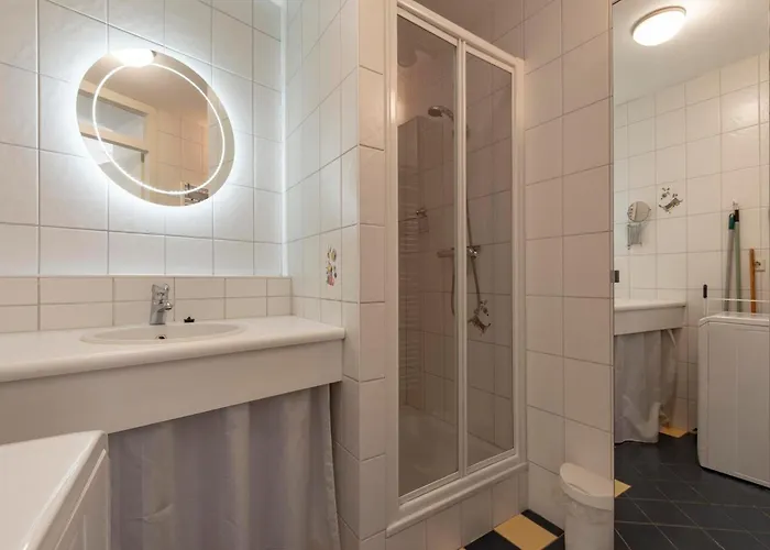 In By Entrance Apartment *