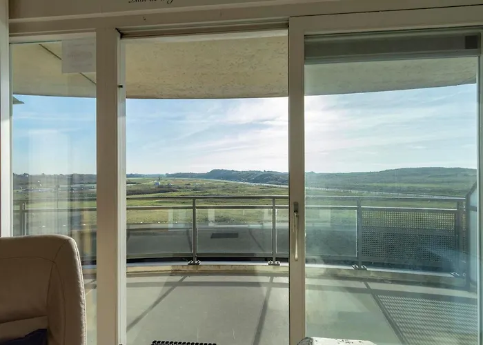 In By Entrance Apartment *